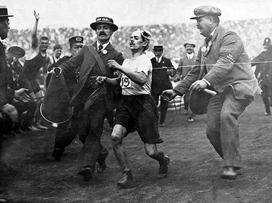 Джек Эндрю (управляющим делами Олимпийского марафона 1908 года),
Дорандо Пьетри, доктор Майкл Балджер, медицинский работник, отвечающий за марафон